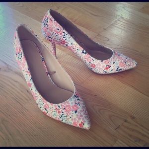 Gorgeous Floral Old Navy Pumps Sz 7